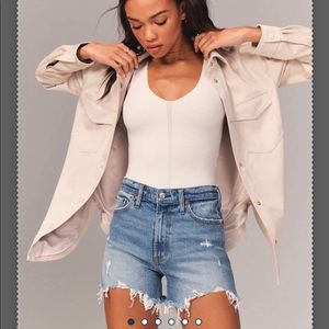 Abercrombie 4 inch high rise mom short